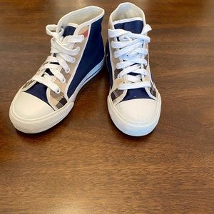 Boys Burberry trainers size 31